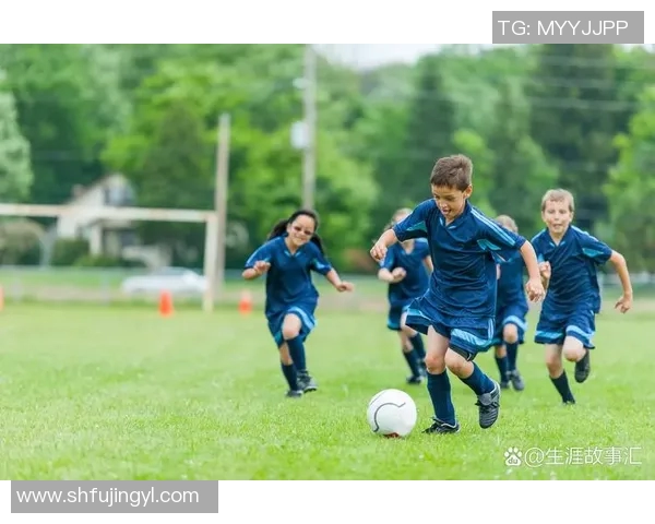 矮个子也能闪耀绿茵场身体矮小的足球明星们的奋斗与荣耀