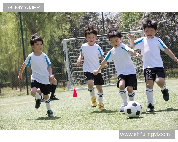 足球明星与可爱娃娃亲密互动瞬间展现温馨家庭生活的美好画面