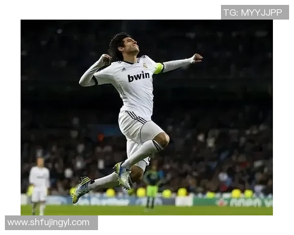 足球明星卡卡的辉煌历程与成就全解析，带你深入了解这位传奇球员的故事